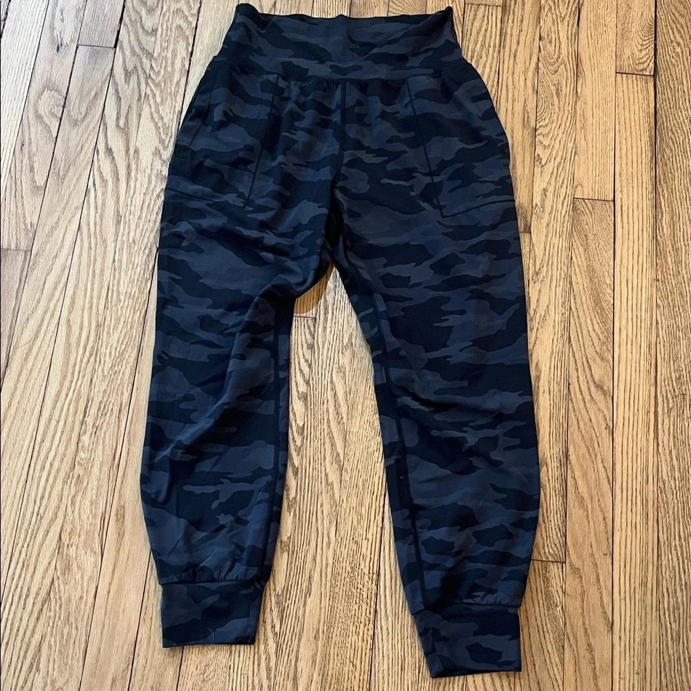 Athleta salutation grey camo high waisted joggers NWOT SZ M - Picture 3 of 6